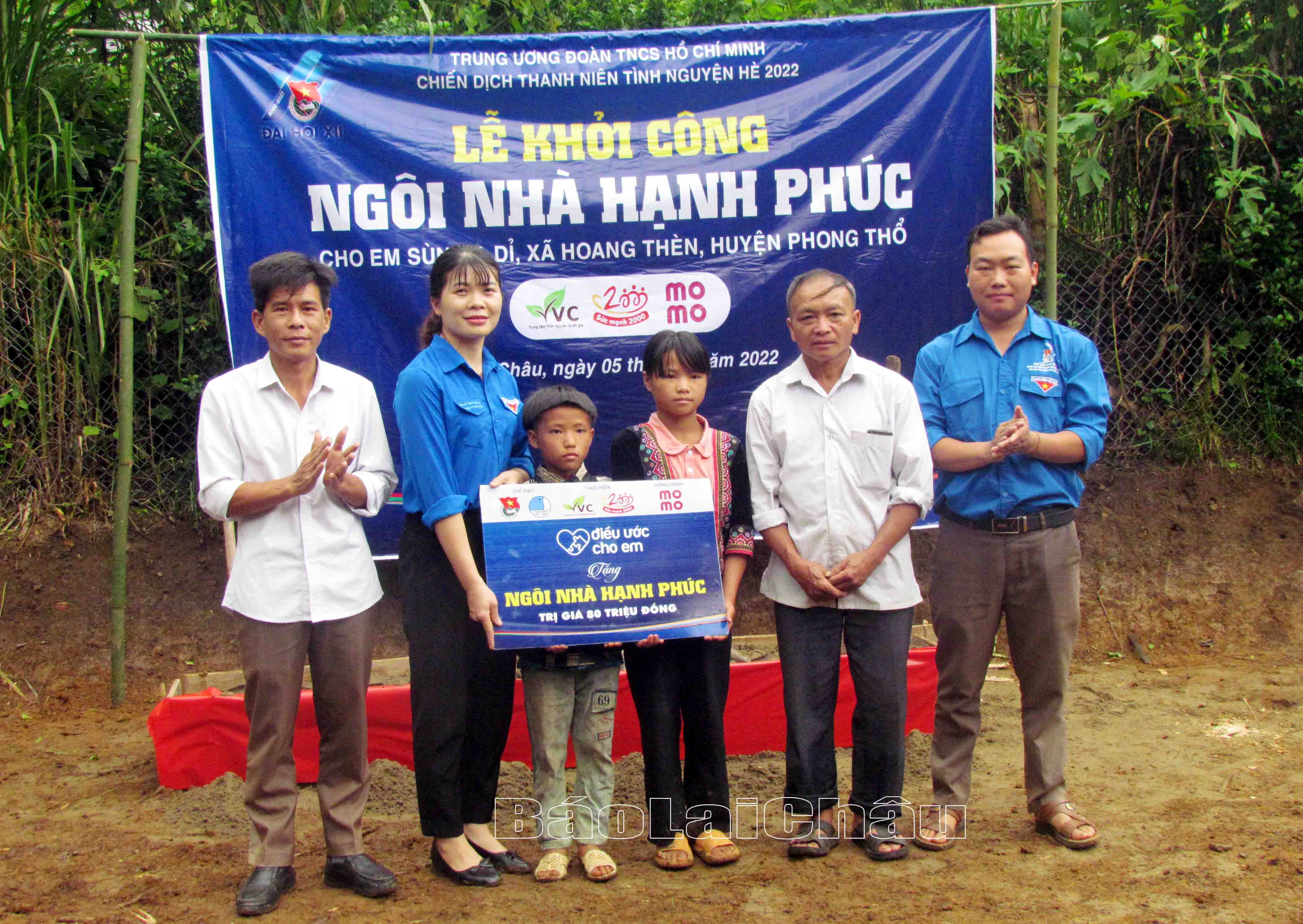 Số tiền 80 triệu đồng xây dựng “Ngôi nhà hạnh phúc” được trao đến tận tay người thân 2 em Dỉ, O.